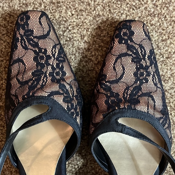 Fiona Gorgeous Gold shoes covered in black lace. Size 9 - Picture 8 of 8